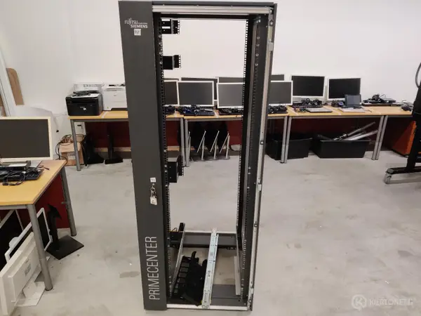 Fujitsu Primecenter Rack 38HE räkkikaappi (nro 48.)