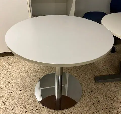 Pyöreä valkoinen pöytä