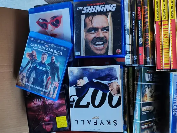 Laaja kokoelman DVD- ja Blu-ray-elokuvia. nro PR 12