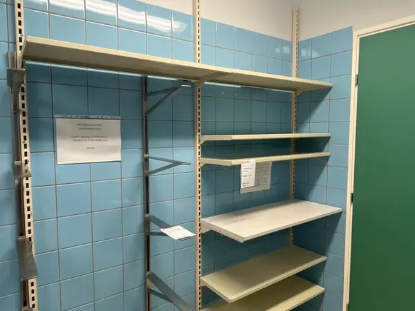 Metallihyllyt kiskoilla (nro 112) tila E1 Röntgen 156