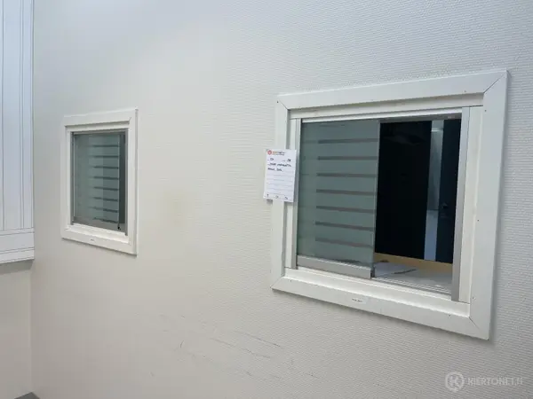 Pienet vastaanottoikkunat 2kpl (nro 226) tila D1 Leikkaussalit 338