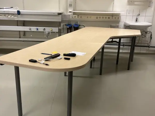 Pöytä (nro 25) tila E1 Teho ja valvonta 061