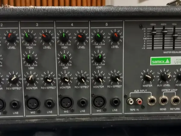 Samick VPM5150 -mikserivahvistin