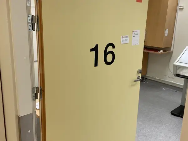 Äänieriste- ja palo-ovi (nro 282) tila E2 Kipupoliklinikka 111