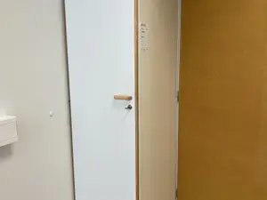 Vaatekaappi (nro 45) tila F2 Yhtymähallinto 009