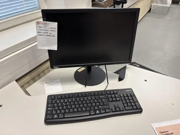 ThinkVision-näyttö ja Logitech-näppäimistö (nro 300) tila K3 Kanslia