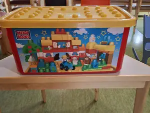 Mega Bloks rakennuspalikoita ja laatikko