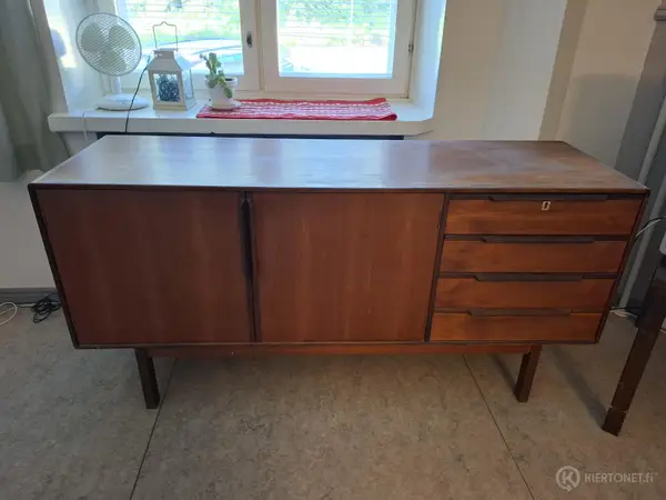 Teak lipasto
