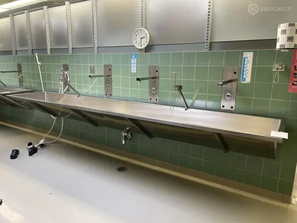 Kirurgien käsienpesuallas + 3kpl automaattihanat (nro 140) tila D1 Leikkaussalit 052