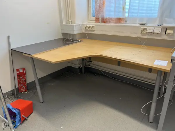 Kulmapöytä (nro 222) tila E1 Fysiatria 071