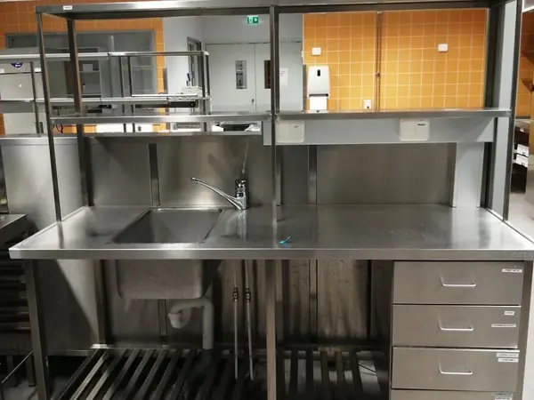 Allaspöytä ja pöytähylly