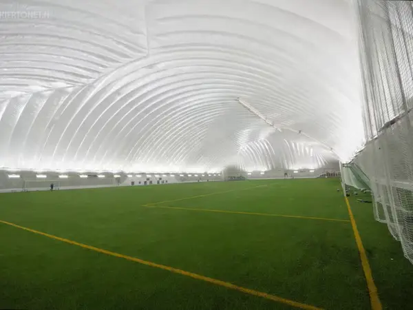 Lippumäen Ylipainehallin käytetty tekonurmi, myyntierä 2 x n.300m² (erä 1 ja 2) päädyt