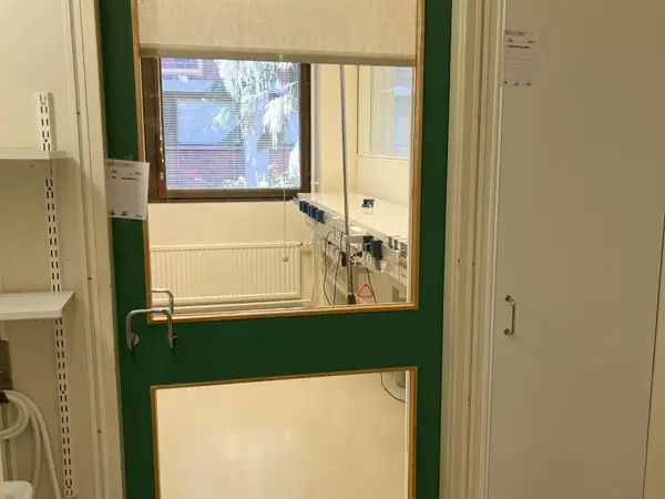 Ovi ikkunoilla (nro 130) tila E1 Teho ja valvonta 004
