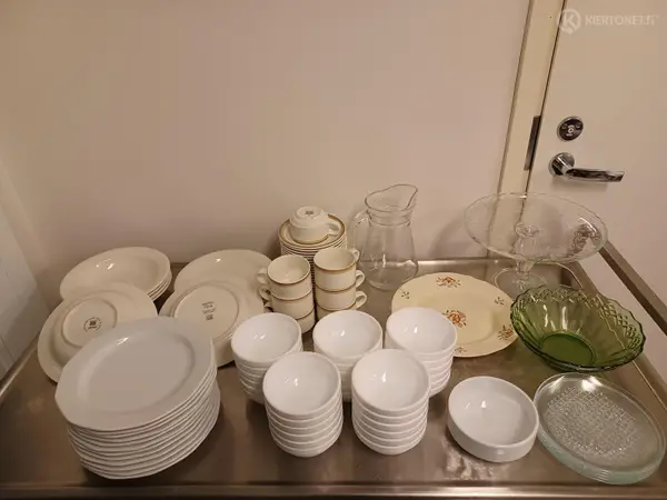 Sekalainen setti posliini ja lasiastioita