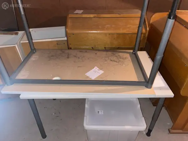 Pöydät 3 kpl (nro 32) tila Vintti 1