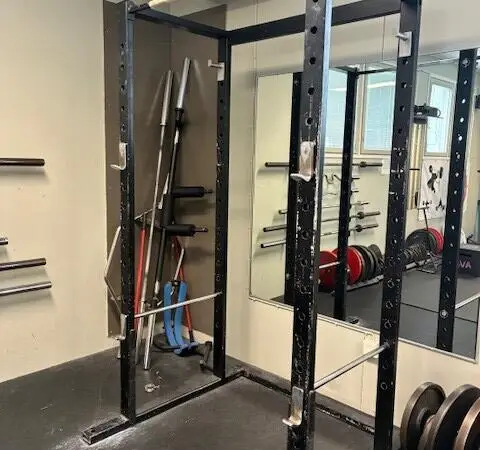 Kuntosalilaite / Power-rack ( kyykkyteline)