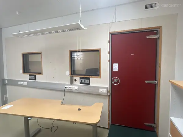Äänieristyshuone (nro 27) tila E2 Kuulokeskus 121