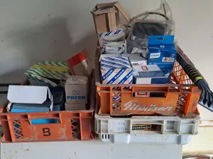 Paketissa olevia suodattimia ym osia ja pöytä. nro KH39