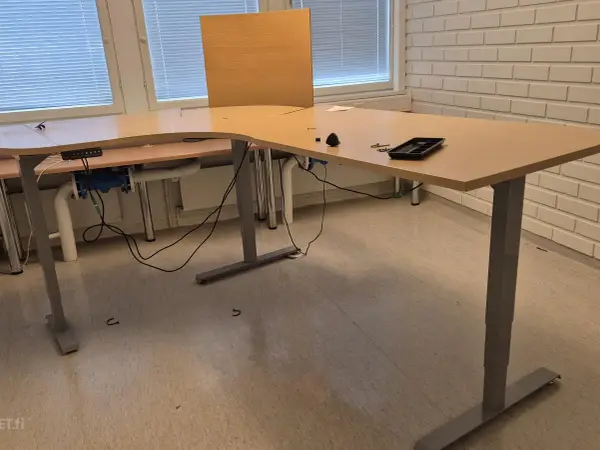 Sähkötyöpöytä (nro 228) tila S1 105