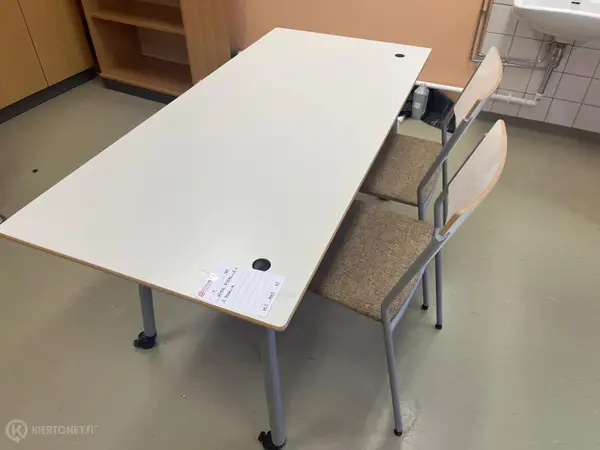 Pöytä pyörillä + 2 tuolia (nro 7) tila E2 Kuulokeskus 139