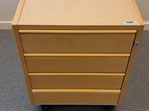 Laatikosto pyörillä (nro 128/48)