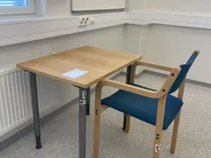 Pöytä + tuoli (nro 409) tila D1 Leikkaussalit 302