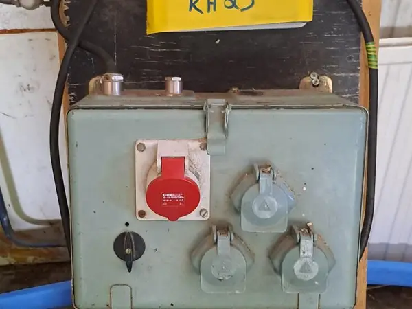 Sähkökeskus tai työmaakeskus. nro KH25