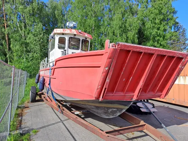 Pohjanmaan pelastuslaitos myy käytöstä poistetun veneen trailereineen