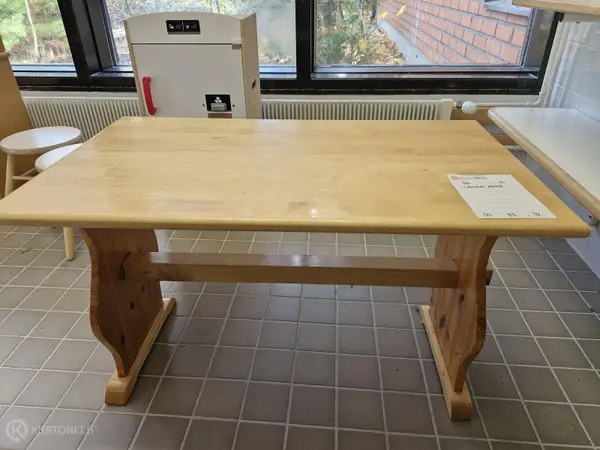 Lasten pöytä (nro 80) tila 1. Huone 10