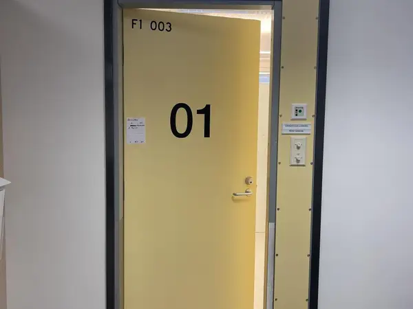 Äänieristys ja palo-ovi (nro 18) tila E1 Fysiatria 003