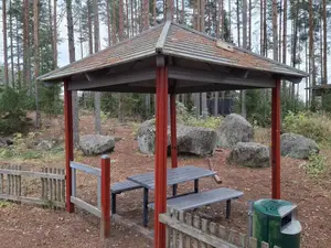Hausjärven kunta myy Pöllöpuiston kalustusta, Katos + pöytä + penkit