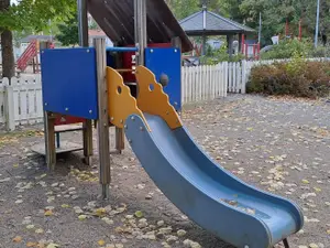 KOMPANin valmistama MOMENTS™-sarjan leikkikeskus liukumäellä.