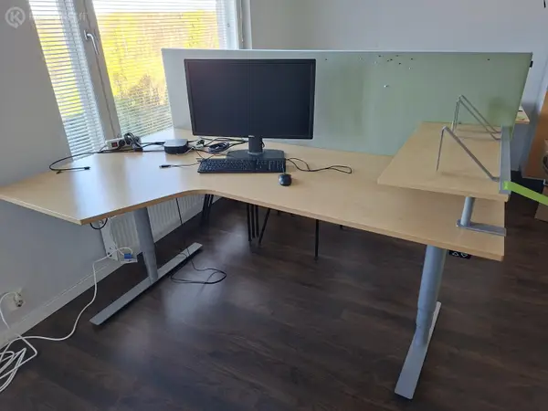 Iso sähköpöytä
