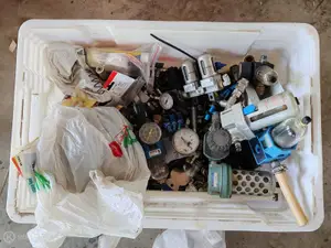 Pneumaattisia ja hydraulisia tarvikkeita, paineilman huoltolaitteita, painemittareita nro KH132