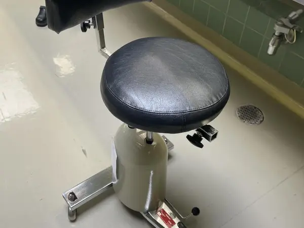 SurgiStool työtuoli (nro 144) tila D1 Leikkaussalit 052