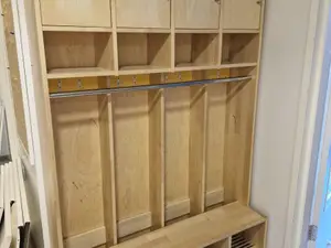 Lasten vaatenaulakko (nro 9) tila 1. Aula 1