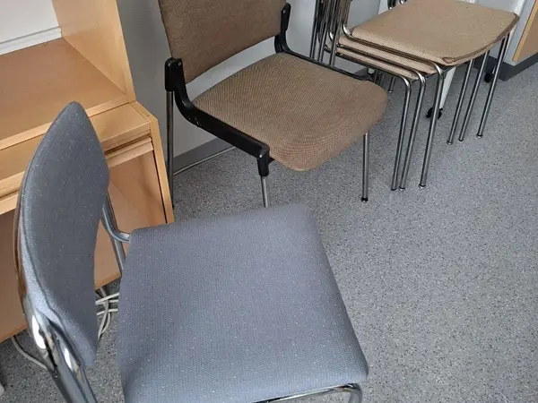Metallirunkoisia vintage tuoleja