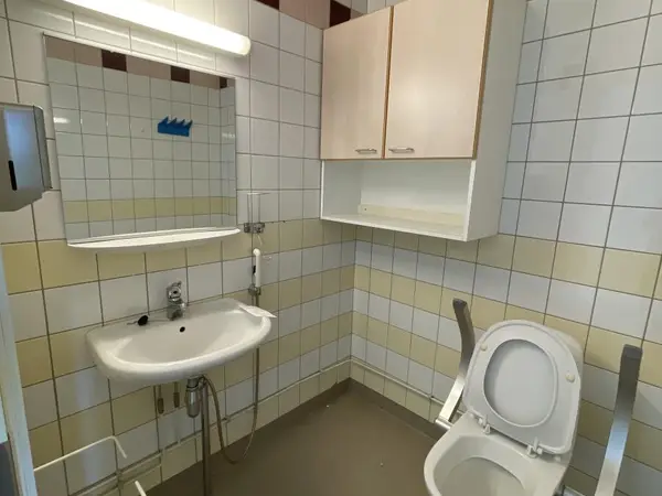 Inva WC-kalusteet (nro 80) tila 2.krs 23