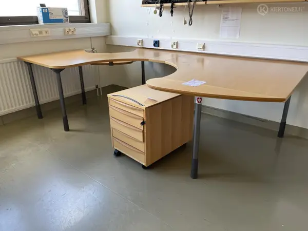 Kulmapöytä + laatikosto (nro 189) tila E2 Kuulokeskus 136A