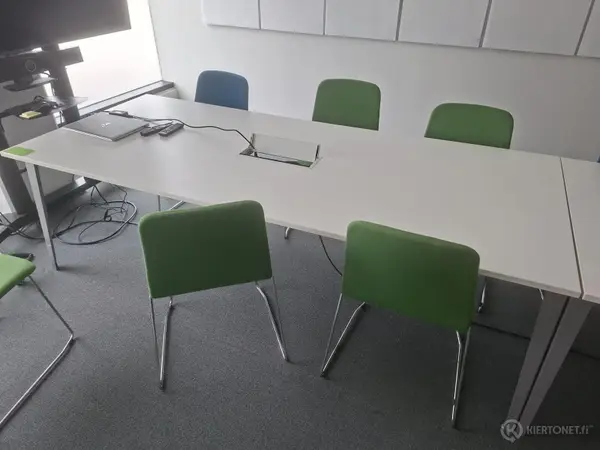 Neuvotteluhuoneen pöytä, valkoinen