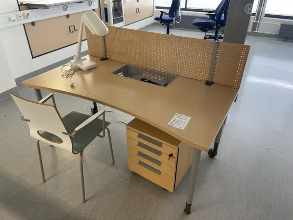 Työpöytä + tuoli (nro 99) tila E2 Dialyysi 181