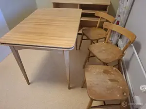 Vanha pöytä ja 3 tuolia