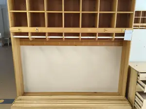 Lasten vaatenaulakko (nro 127) tila 1. Aula 3