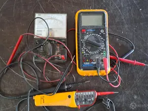 Kolme (3) erilaista sähkömittaria ja testauslaitetta. nro KH130