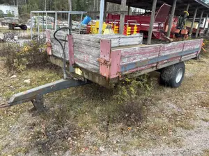Traktorin perävaunu (nro 38) tila V Piha 1