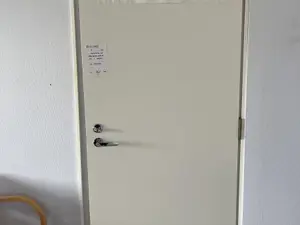Osastoiva ja äänieristävä ovi + karmit (nro 12) tila 1 krs. 105