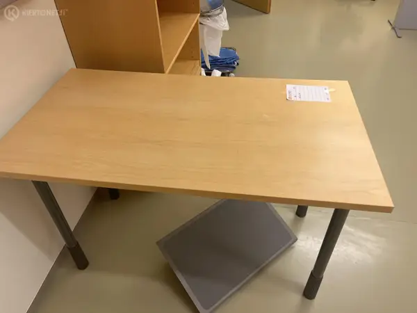 Pöytä (nro 88) tila E2 Kuulokeskus 123