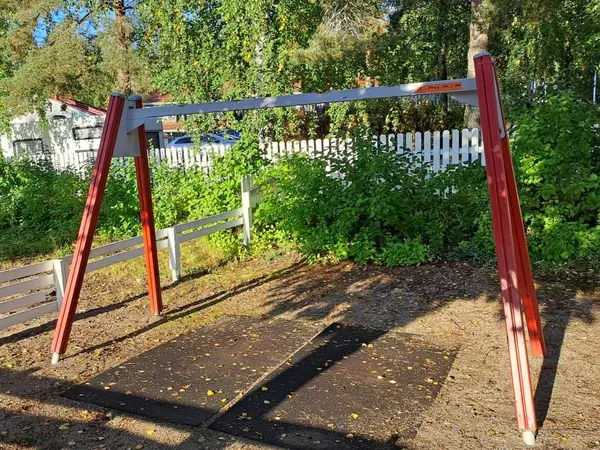 Ulkoleikkipuiston metallinen keinutelineen runko U3