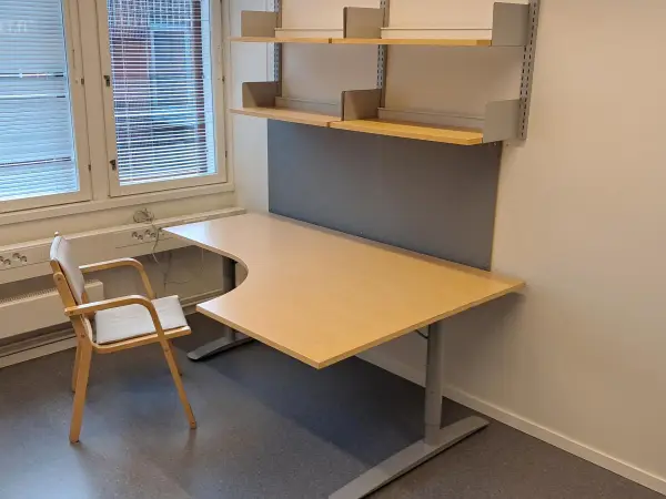 Pöytä + tuoli + seinähyllykkö (nro 176/C48)