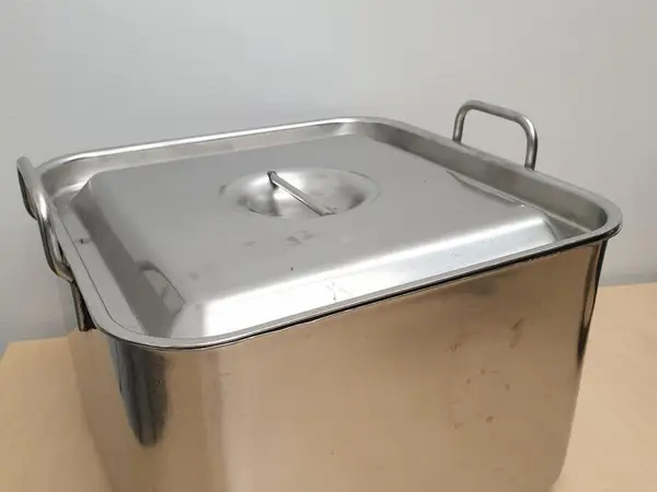 2 kpl ruostmatonta terästä astiat